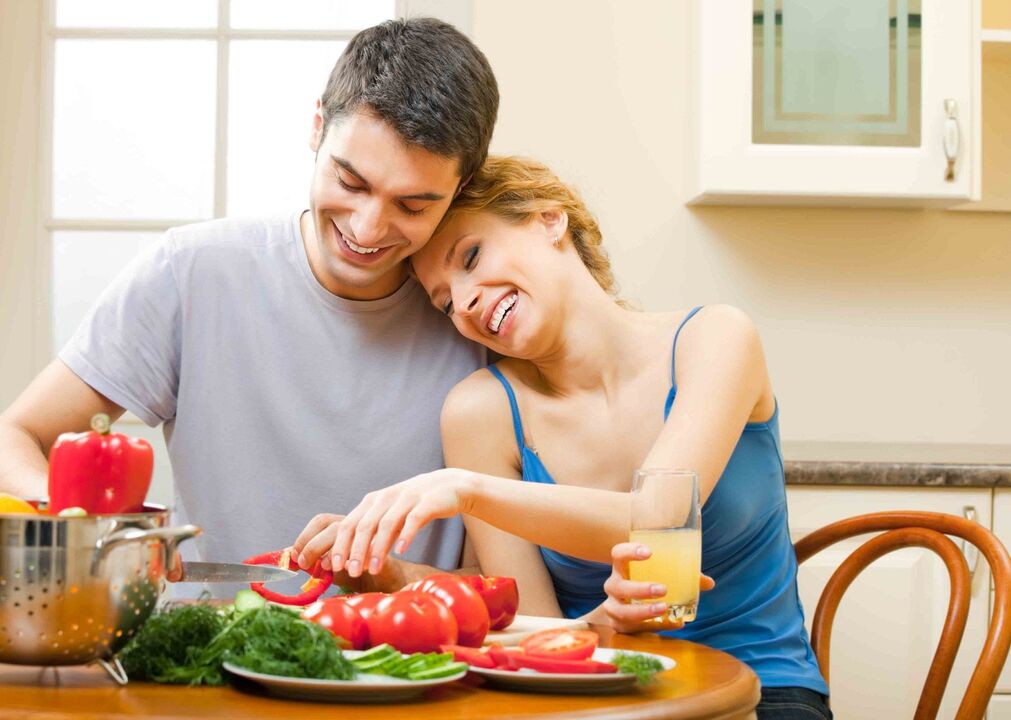cuplu care pregătește legume pentru a crește potența masculină
