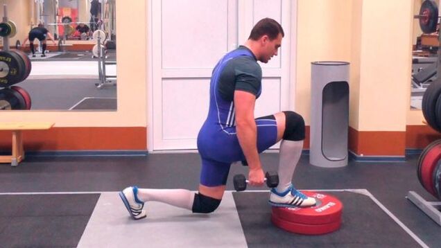 Exercițiul „Lunges” cu gantere, crescând potența masculină